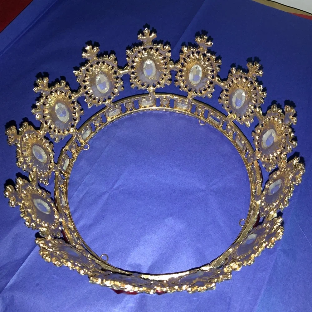 Red crown with gold tone. - Picture 4 of 12
